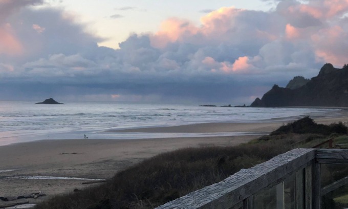 Roads End House | Oceanfront in Lincoln City Roads End - Literally Steps Away From the Beach!