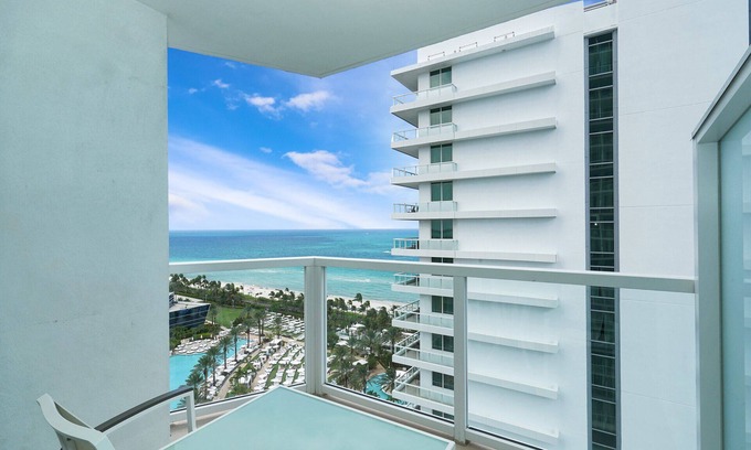 Mid Beach Hotel | Oceanfront Junior Suite in the Fontainebleau