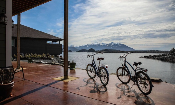 Sitka House | Oceanfront luxury 2 bedroom, 2.5 bathroom, close to downtown