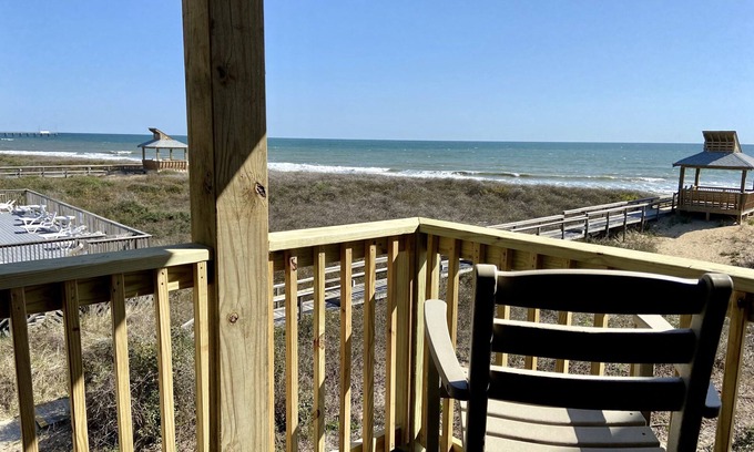 Duck Condo | OCEANFRONT! Newly renovated 2BD/2Bath in Duck, NC
