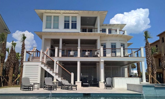 Isle of Palms House | OCEANFRONT/Sleeps 12/LANDS END/POOL SPA/ELEVATOR/SUMMER KITCHEN