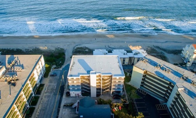 Midtown Ocean City Condo | Oceanfront Stay King Bed Private Balcony