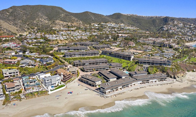 Blue Lagoon House | Oceanfront townhome Victoria Beach Walk to the Montage
