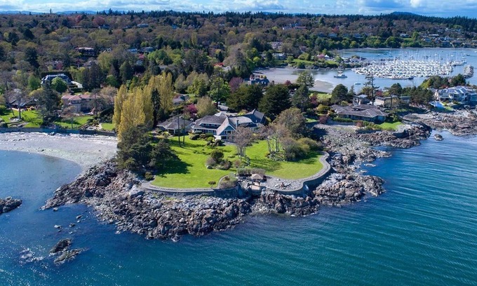 Saanich East House | Oceanfront Uplands Estate