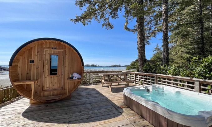 Tofino House | Oceans Edge-Chesterman, Barrel Sauna, Hot Tub, Pet