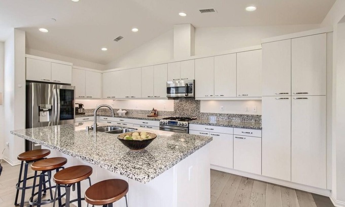 Ivey Ranch - Rancho Del Oro Condo | Oceanside, CA new townhouse, pool, jacuzzi, workout area