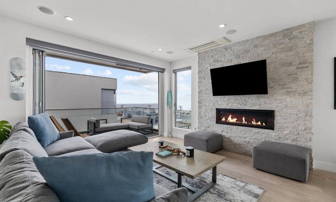 El Porto House | Oceanview 3BR Oasis, Steps To Manhattan Beach For 6 Guests