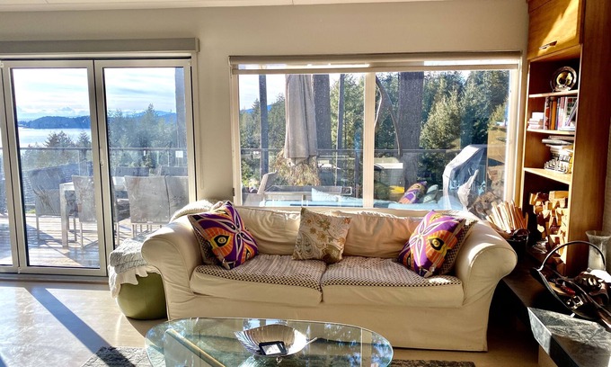 Bowen Island House | Oceanview and sunsets in Tunstall bay Lisence#00000861
