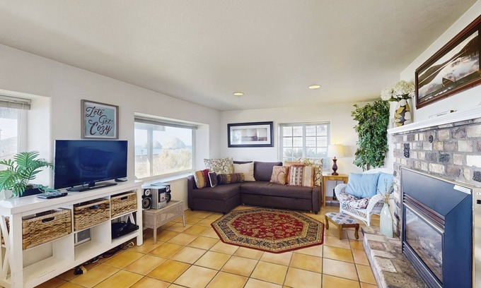 Oceanside Apartment | Oceanview Escape with Sweeping Views and Easy Beach Access
