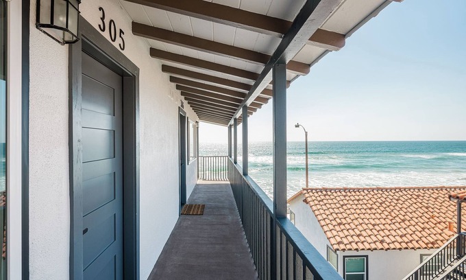 Townsite Condo | Oceanview Queen Suite Steps from the Sand (305)