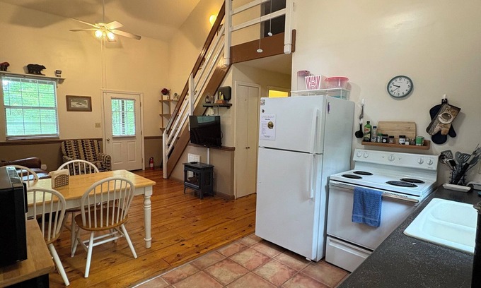 Benton Cabin | Ocoee Campin' - Family Cabin-Sleeps 8