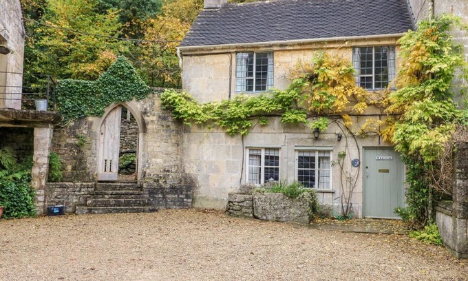 Chalford House | October Cottage
