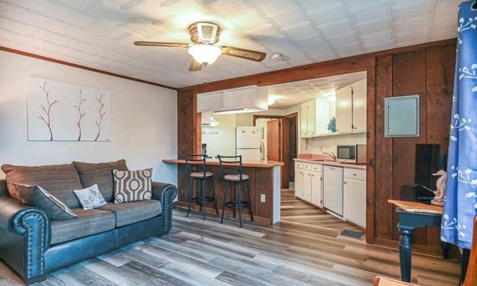 Old Orchard Beach Apartment | Octopus’s Garden sleeps 5, clean spacious AC, WiFi in sunny Old Orchard Beach