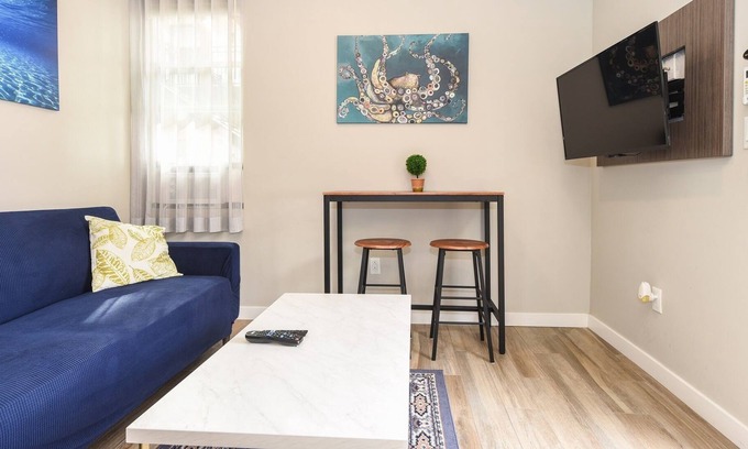 Old Town House | ❤️ of Old Town. Walk to All. Parking. Cable+Fast WiFi