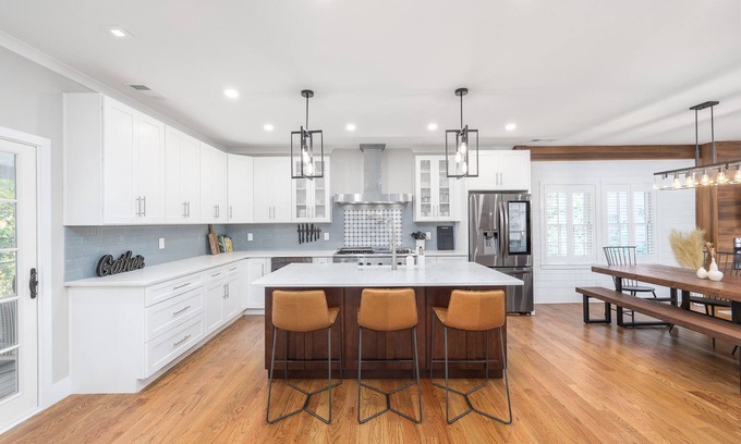 Roswell House | ❤️ of Roswell, walking distance to restaurants, pub, ☕️ shops and trails!