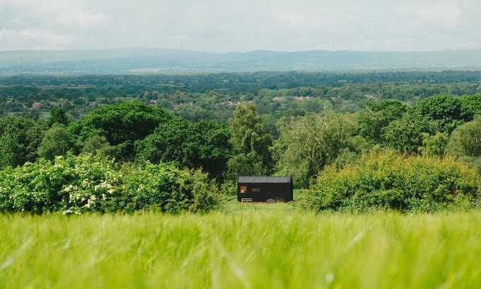 Cheshire West and Chester Cabin | Off-Grid Family Retreat with Sauna Access in Cheshire