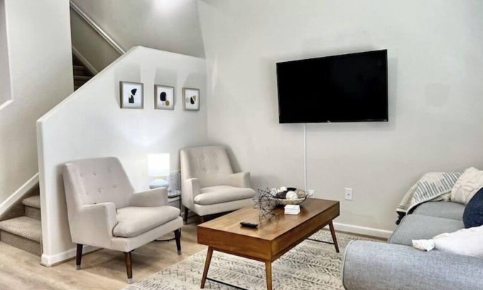 Longmont House | OFF-THE-DIAGONAL 2-Bedroom Townhome