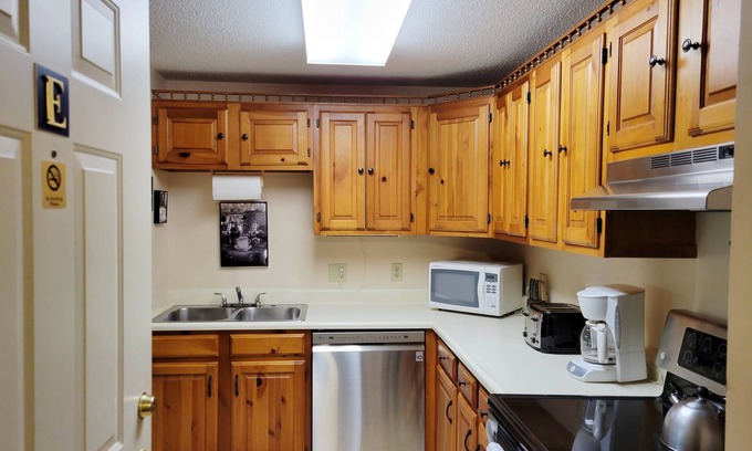 Bartlett Condo | Official Seasons RMC Condo 01E - 1 Bedroom + Loft - sleeps 10 - No Fees