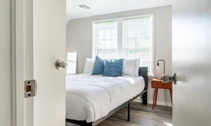 Lincoln Terrace Apartment | OKC 9 · Charming Carriage Cottage from 1920's!