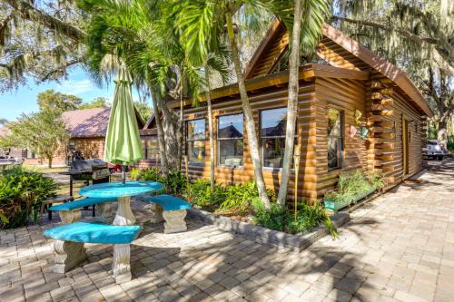 Okeechobee House | Okeechobee Cabin with Patio and Community Pool!