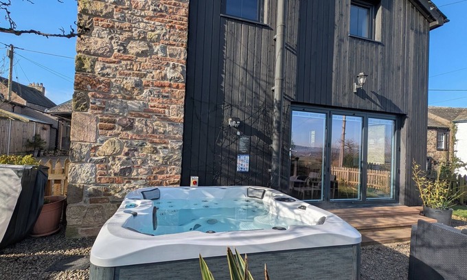 Sockbridge and Tirril House | Old Brewery BarnnStunning spacious barn, near Ullswater & Pooley Bridge