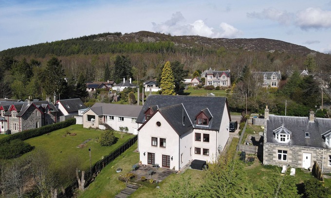 Kingussie Cottage | OLD DISTILLERY LODGE, pet friendly, with hot tub in Kingussie