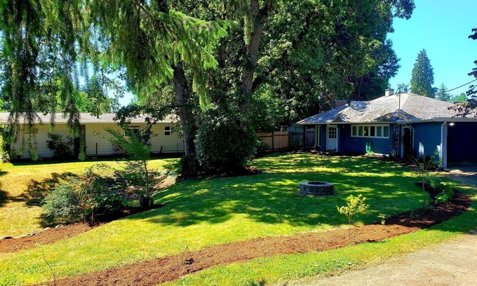 Eugene House | Old Farm Land by Willamette River Oak Trees Bike Path Shopping Restaurants