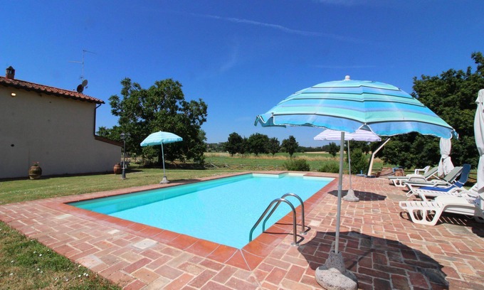 Foiano della Chiana Villa | Old farmhouse with private swimming pool and large outdoor area. Situated near the village of Foiano