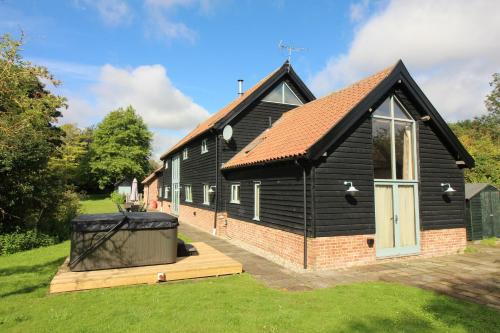 Stowmarket House | Old Oak Barn - Beautiful barn conversion with wonderful Jacuzzi hot tub