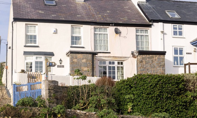 Amlwch Cottage | OLD POST OFFICE, pet friendly, character holiday cottage in Bull Bay