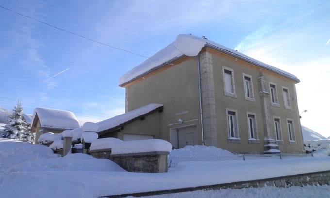 Longevilles-Mont-d'Or House | Old school from the mid 19th century