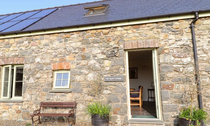 Trefasser Cottage | OLD SPOT COTTAGE, family friendly, with open fire in Goodwick