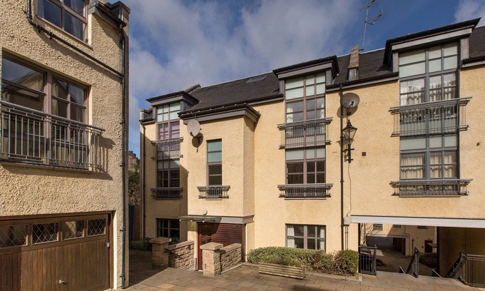 Old Town Apartment | Old Tolbooth Wynd [393] Cosy 2 bedroom apartment with secure private parking just off the Royal Mile