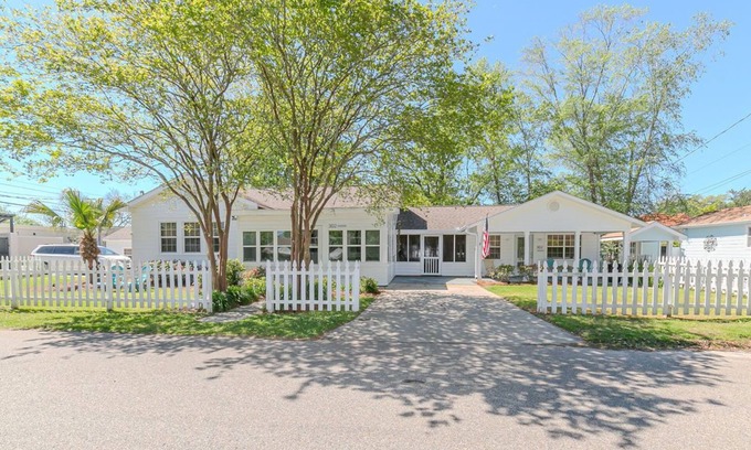 Bay St Louis House | Old Town Beach Cottage~ 2 blocks from Main St. and Beach Blvd.