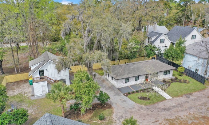 Olde Town House | Old Town + Walkable + Home & Carriage House + Firepit