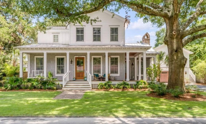 Old Village House | Old Village Abode- Pet Friendly- 5 Mins to beach