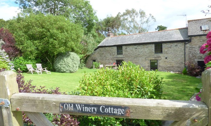 Fowey Cottage | OLD WINERY COTTAGE, pet friendly, with open fire in Golant