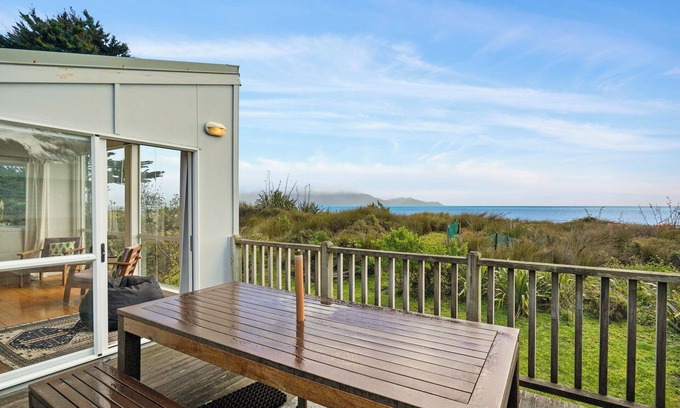 Waikanae House | Olde Beach Pearl - Waikanae Beach Holiday Home