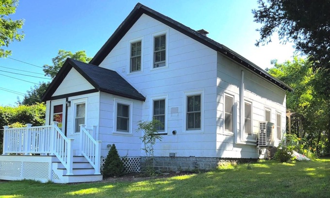 Sandwich House | Oldest Town of Cape Cod In The Historic District