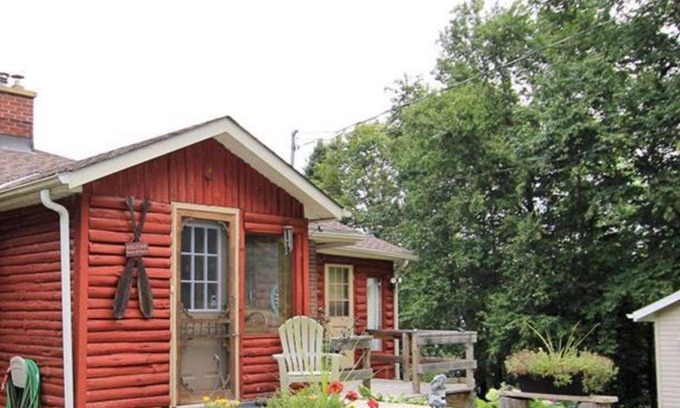 Unorganized Centre Parry Sound House | O’Leary’s Lane is Rustic and Cozy 4 season cottage! Fishing year round!