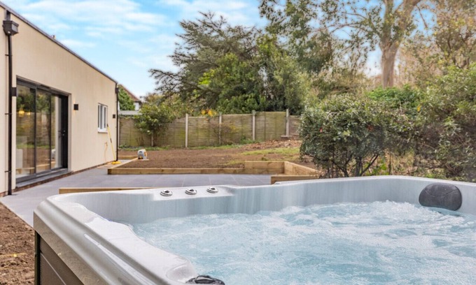 West Runton House | Olive House - Four Bedroom House, Sleeps 8