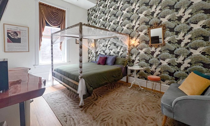 Downtown - Waterfront House | Oliver Inn | Suite 17 | Dorothy Arnold