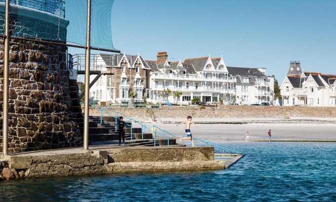 St. Helier Hotel | Ommaroo Hotel