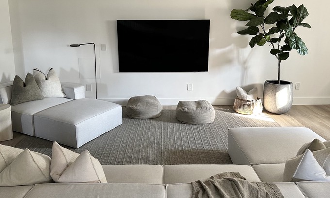 Merritton House | On Cloud Wine | Modern Bungalow | Bubbly Bar, Fire Pit, Badminton