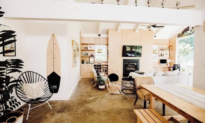 Princeville House | On Golf Course, Cedar Hot Tub, Walk to Beach, Market, Trails! BOHO Modern