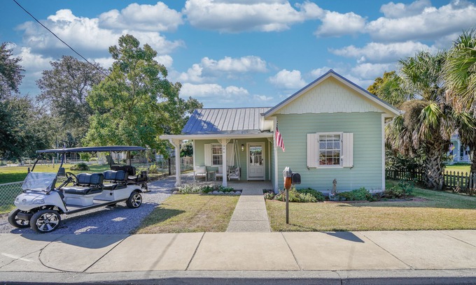 Old Town House | On Main St! Private Heated pool, Golf cart included, Sleeps 10
