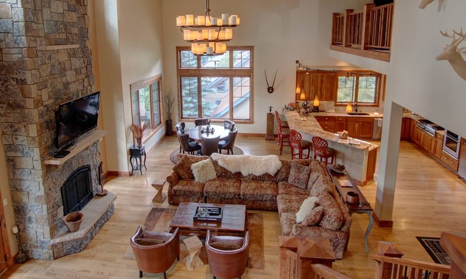 Steamboat Springs House | ON SALE! Huge 5 BD Dog Friendly, Hot Tub, Great Reviews
