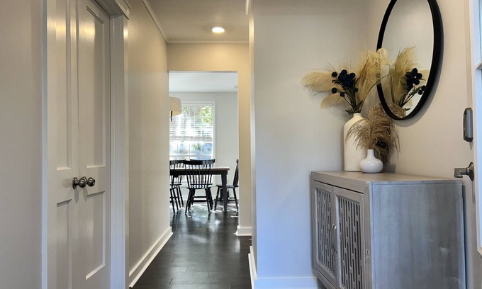 Savannah House | On-site Laundry, ample and secure parking, Fast Wi-Fi, only 10 mi from 1-95