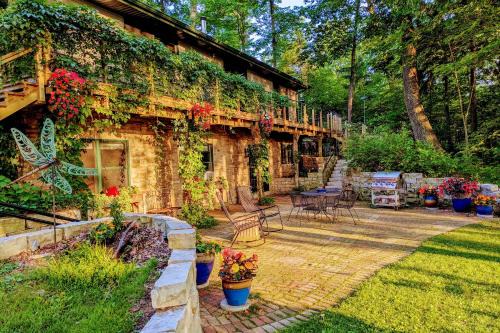 Jefferson House | On-Site Trails Rock River Retreat in Jefferson!