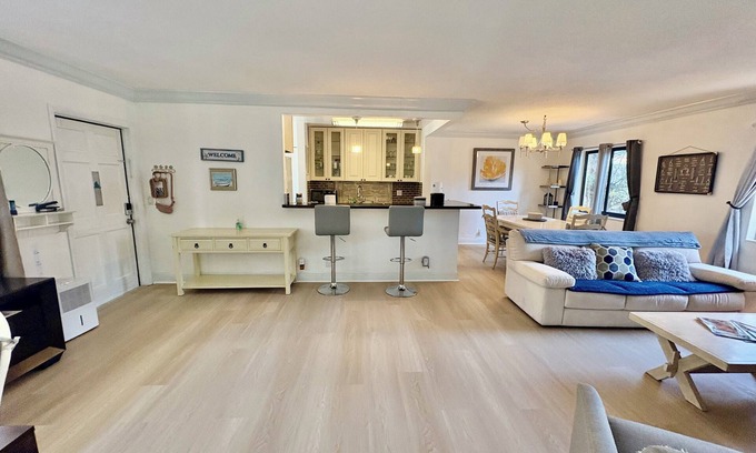 Delray Beach Condo | On The Avenue!. Fabulous Location/Spacious